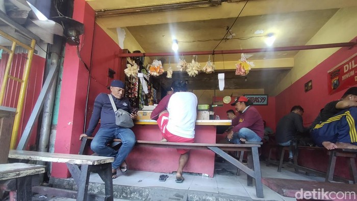 Suasana warkop di Surabaya