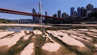Bebatuan di dasar sungai terlihat akibat penyusutan air.