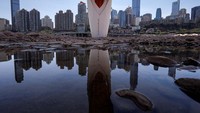 Refleksi genangan air menunjukkan lanskap kota. China menghadapi musim kekeringan dan gelombang panas terberat dalam enam dekade. Suhu melebihi 40 derajat celcius di puluhan kota.
