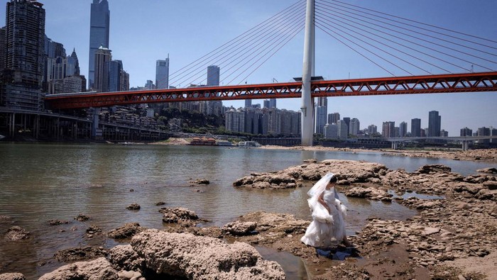 Sungai Jialing China Mengering Dihantam Gelombang Panas Gelombang panas juga menghantam China. Akibatnya, debit air Sungai Jialing, Chongqing, mengalami penyusutan. Ini penampakannya.