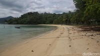 Pantai Kusik memiliki hamparan pasir halus, air laut bening dan pemandangan menawan. Di sisi seberang travelers akan melihat deretan perbukitan, serta hamparan laut berwarna hijau toska.  