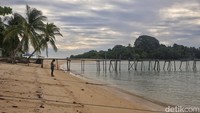 Magis Pantai Kusik akan sangat terasa saat pagi jelang siang. Travelers bakal dimanja paduan apik langit cerah dan angin sepoi-sepoi. Saksikan eloknya kombinasi warna pasir pantai, laut bening, dan kaki cakrawala.    