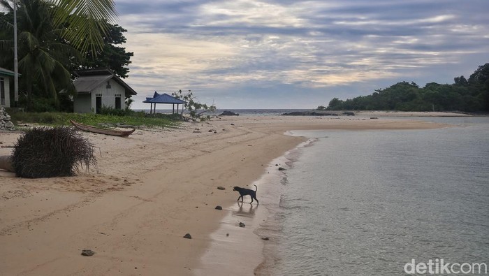 Sunyinya Pantai Kusik di Anambas, Serasa Milik Sendiri Pemandangan Pantai Kusik di Pulau Jemaja, Kabupaten Kepulauan Anambas, Kepulauan Riau, Sabtu (7/8/2022).