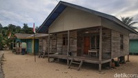 Rumah warga masih berupa kayu dengan desain rumah panggung. Pantai Kusik sangat recommended untuk travelers yang menyukai liburan dengan nuansa petualangan. Asyik juga buat kalian yang hobi snorkeling atau diving.   