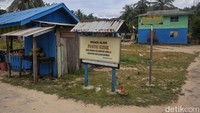 Pedesaan di pantai ini masih terlihat alami. Belum ada fasilitas modern seperti penginapan atau hotel, jadi kalian bakal serasa dibawa merasakan atmosfer pulau yang masih begitu natural.  