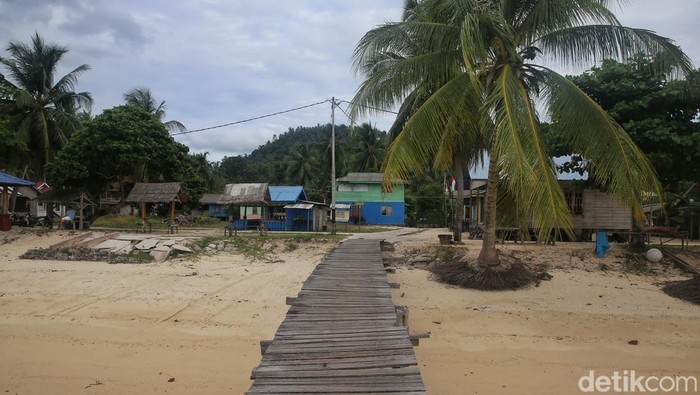 Pemandangan Pantai Kusik di Pulau Jemaja, Kabupaten Kepulauan Anambas, Kepulauan Riau, Sabtu (7/8/2022).