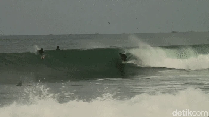 Surfing di Pantai Cimaja.