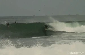 Pesona Ombak Pantai Cimaja hingga Menarik Peselancar Dunia