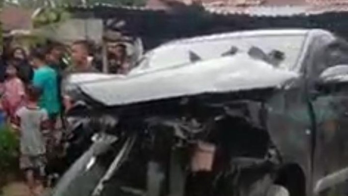 Tangkapan layar mobil korban yang ringsek usai tertabrak kereta api. (Istimewa)