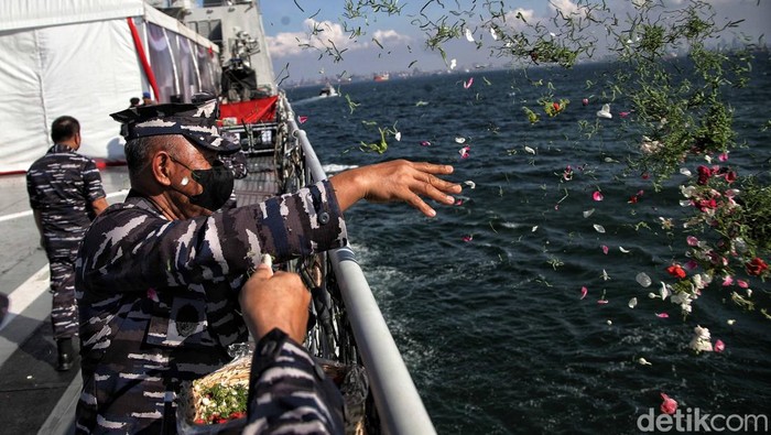 Kepala Staf Angkatan Laut Laksamana Yudo Margono bersama melakukan aksi tabur bunga dan doa lintas agama bersama tokoh agama dari atas KRI Semarang-594.