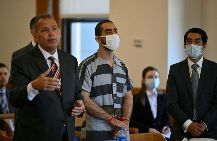 Tangan Diborgol, Penampakan Hadi Matar Penikam Salman Rushdie Hadi Matar, the man accused in the attempted murder of British author Salman Rushdie, leaves court after a procedural hearing at Chautauqua County Courthouse in Mayville, New York on August 18, 2022. - Matar has pleaded not guilty to attempted murder charges after being accused of stabbing British author Salman Rushdie multiple times on stage during a literary event at the Chautauqua Institution. The severely injured author is recovering and showing signs of his