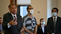 Bersama kuasa hukumnya, Hadi Matar menghadiri sidang dakwaan kasus percobaan pembunuhan di Pengadilan New York pada Kamis (18/8) waktu setempat.  Foto: AFP via Getty Images/ANGELA WEISS