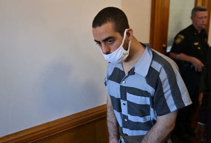 Tangan Diborgol, Penampakan Hadi Matar Penikam Salman Rushdie Hadi Matar, the man accused in the attempted murder of British author Salman Rushdie, leaves court after a procedural hearing at Chautauqua County Courthouse in Mayville, New York on August 18, 2022. - Matar has pleaded not guilty to attempted murder charges after being accused of stabbing British author Salman Rushdie multiple times on stage during a literary event at the Chautauqua Institution. The severely injured author is recovering and showing signs of his