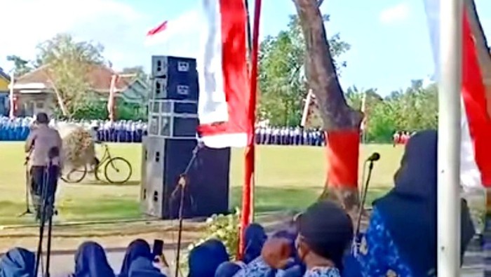 Tangkapan layar video viral warga melintasi lapangan upacara bendera membawa jerami untuk pakan ternak.