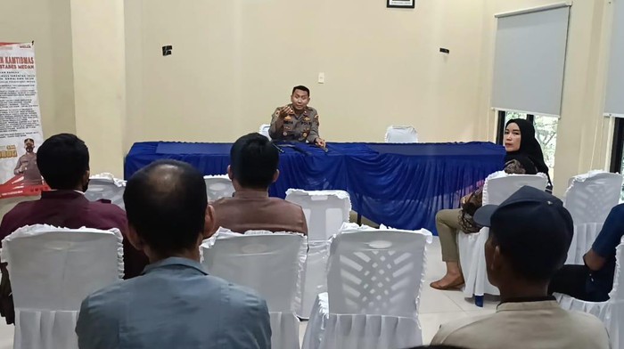 Polsek Sunggal gelar edukasi kepada para orangtua dan tenaga pengajar terkait tawuran yang terjadi di momen HUT RI ke 77, Kamis (18/8/2022). Goklas Wisely/detikSumut.