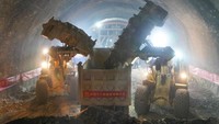 Alat berat masih melakukan pekerjaan konstruksi terowongan. Kereta tersebut dirancang dengan kecepatan 350 kilometer per jam. (Wang Yizhao/Getty Images)