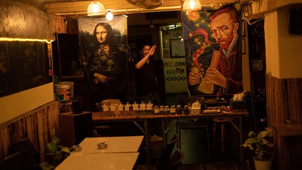 Salah satu yang populer di kalangan turis adalah kafe ganja RG420 yang dibuka di Khao San. Pengelola kafe mengatakan bahwa ratusan orang datang setiap harinya ke tempatnya. Hal ini menjadi angin segar di tengah kebangkitan pariwisata Thailand. Â Salah satu yang populer di kalangan turis adalah kafe ganja RG420 yang dibuka di Khao San. Pengelola kafe mengatakan bahwa ratusan orang datang setiap harinya ke tempatnya. Hal ini menjadi angin segar di tengah kebangkitan pariwisata Thailand. Â