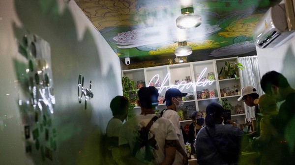 Thailand menargetkan 10 juta kunjungan di tahun ini, dimana mereka sebelumnya menargetkan 10 juta turis. Tahun 2021, Thaliand hanya kedatangan 428 ribu turis saja. Angka ini sangat jauh dibandingkan dengan jumlah turis tahun 2019 yang mencapai 40 juta kunjungan. Â Thailand menargetkan 10 juta kunjungan di tahun ini, dimana mereka sebelumnya menargetkan 10 juta turis. Tahun 2021, Thaliand hanya kedatangan 428 ribu turis saja. Angka ini sangat jauh dibandingkan dengan jumlah turis tahun 2019 yang mencapai 40 juta kunjungan. Â