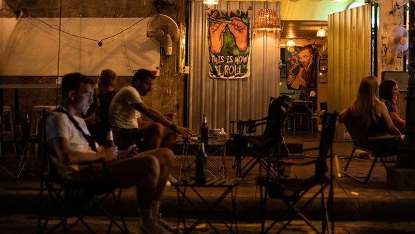 Orang-orang duduk di luar bar ganja di Bangkok, Thailand, Rabu (17/8/202) waktu setempat.  