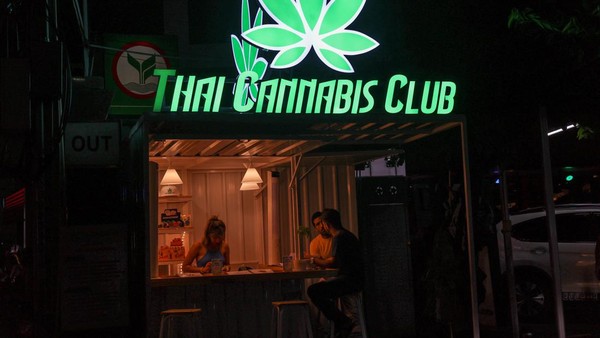 Diberitakan Reuters, Jumat (19/8/2022) Menteri Kesehatan Thailand melarang wisatawan mengunjungi negara itu hanya untuk merokok ganja. Pernyataan ini tepat setelah dua bulan melegalkan ganja untuk Thailand. Â Diberitakan Reuters, Jumat (19/8/2022) Menteri Kesehatan Thailand melarang wisatawan mengunjungi negara itu hanya untuk merokok ganja. Pernyataan ini tepat setelah dua bulan melegalkan ganja untuk Thailand. Â
