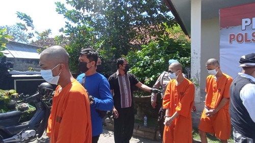 Tiga pria penjual es boba di Denpasar, Bali, ditangkap karena mengederkan dan memakai narkotika jenis sabu-sabu.