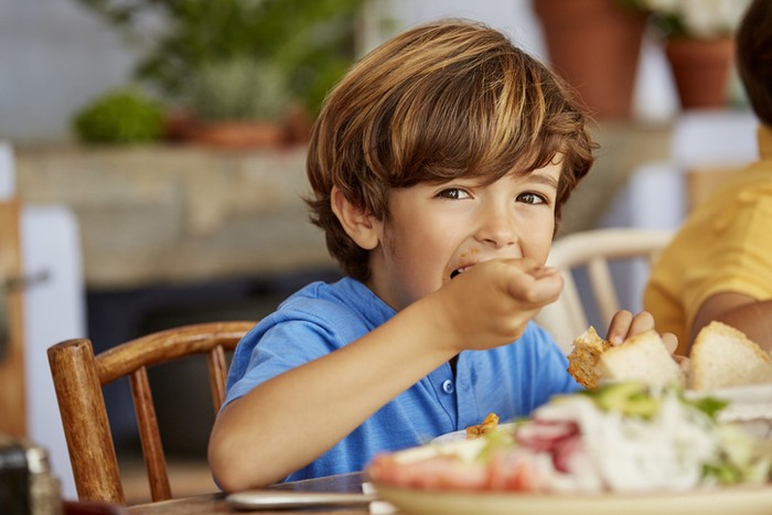 7 Tips Mudah Berikan Makanan Sehat pada Anak yang Gampang Ditiru
