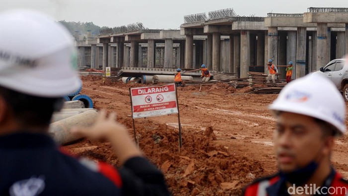Pembangunan proyek Jalan Tol Kayu Agung-Palembang-Betung seksi 3 dan paket IV Seksi 3B di Sembawa, Banyuasin, Palembang, Sumatera Selatan, Kamis (18/8/2022). Pembangunan jalan tol yang menjadi Proyek Strategis Nasional ini dikerjakan oleh PT Waskita Precast Beton sepanjang 5,3 kilometer dan ditargetkan selesai pada akhir tahun 2022.
