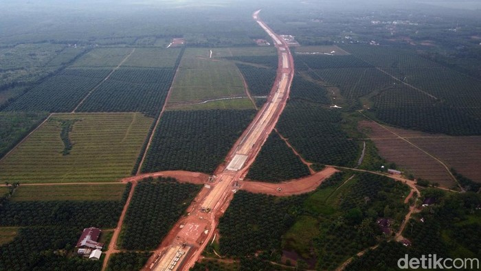 Pembangunan proyek Jalan Tol Kayu Agung-Palembang-Betung seksi 3 dan paket IV Seksi 3B di Sembawa, Banyuasin, Palembang, Sumatera Selatan, Kamis (18/8/2022). Pembangunan jalan tol yang menjadi Proyek Strategis Nasional ini dikerjakan oleh PT Waskita Precast Beton sepanjang 5,3 kilometer dan ditargetkan selesai pada akhir tahun 2022.
