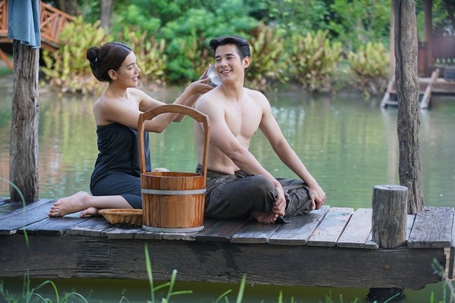 Kini Mario Maurer semakin eksis membintangi lakorn alias sinetron Thailand. Seperti Thong Ek The Herbal Master yang dibintanginya bersama aktris Thailand blasteran Spanyol, Kimberley Woltemas. Foto: Instagram