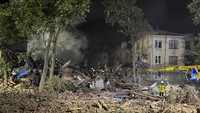 Bangunan hancur rata dengan tanah. Sebagian bangunan masih ada yang berdiri kokoh. (Vitalii Hnidyi/Reuters)