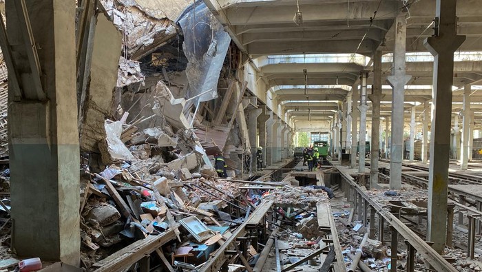 UKRAINE-CRISIS/KHARKIV A view shows debris of a residential block of a tram depot hit by a Russian missile strike, amid Russia's attack on Ukraine, in Kharkiv, Ukraine August 18, 2022. REUTERS/Vitalii Hnidyi
