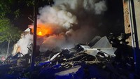 Api yang terus berkobar serta asap yang mengepul, memenuhi kawasan tersebut. (State Emergency Service of Ukraine/Reuters)