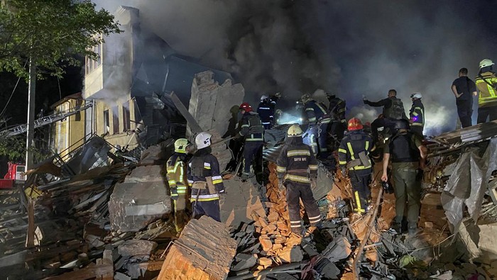 UKRAINE-CRISIS/KHARKIV A view shows debris of a residential block of a tram depot hit by a Russian missile strike, amid Russia's attack on Ukraine, in Kharkiv, Ukraine August 18, 2022. REUTERS/Vitalii Hnidyi