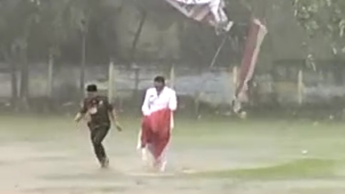Video Lurah Cipadu M Sapriansyah menyelamatkan bendera Merah Putih di tengah guyuran hujan deras viral di medsos. Begini ceritanya. (Tangkapan layar video viral)