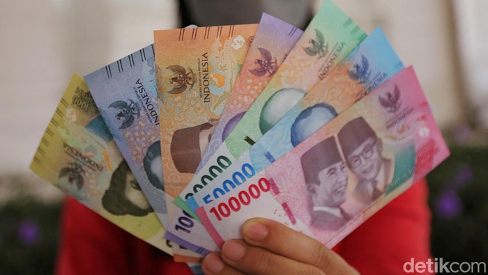 Pemerintah dan Bank Indonesia resmi meluncurkan tujuh pecahan uang baru 2022. Warga pun mulai ramai-ramai menukarkan melalui kas keliling di Hall Basket Senayan, Jakarta, Jumat (19/8).