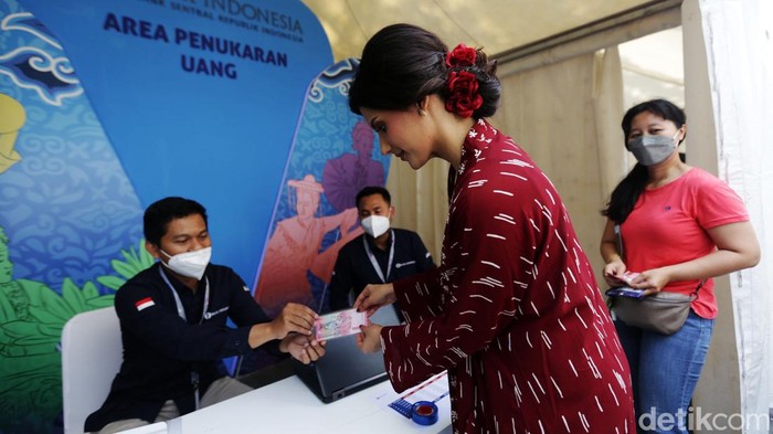 Warga Ramai-ramai Tukar Uang Rupiah Baru 2022 Pemerintah dan Bank Indonesia resmi meluncurkan tujuh pecahan uang baru 2022. Warga pun mulai ramai-ramai menukarkan melalui kas keliling di Hall Basket Senayan, Jakarta, Jumat (19/8).