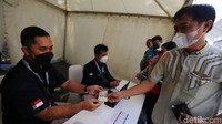 Warga mengantre demi untuk mendapatkan uang rupiah baru 2022.
