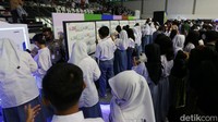 Para pelajar juga berdatangan ke lokasi penukaran uang baru 2022. Mereka antusias di setiap booth yang dikunjungi.