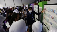 Para pelajar mendapat penjelasan terkait desain uang baru tersebut.