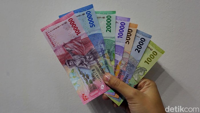 Warga Ramai-ramai Tukar Uang Rupiah Baru 2022 Pemerintah dan Bank Indonesia resmi meluncurkan tujuh pecahan uang baru 2022. Warga pun mulai ramai-ramai menukarkan melalui kas keliling di Hall Basket Senayan, Jakarta, Jumat (19/8).