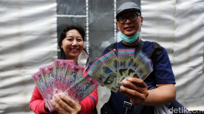 Pemerintah dan Bank Indonesia resmi meluncurkan tujuh pecahan uang baru 2022. Warga pun mulai ramai-ramai menukarkan melalui kas keliling di Hall Basket Senayan, Jakarta, Jumat (19/8).
