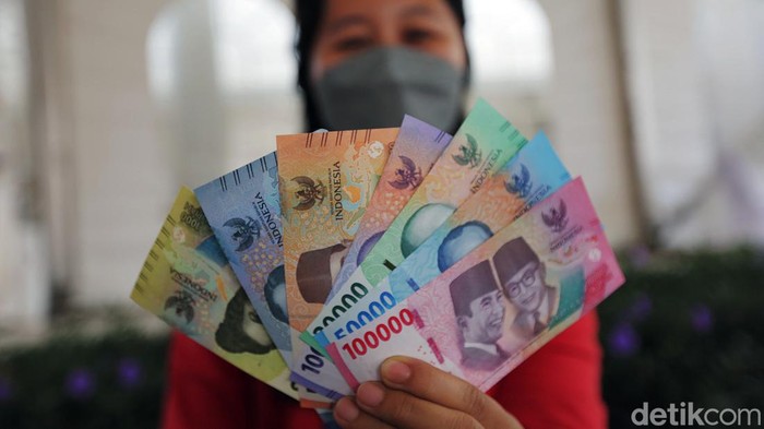 Pemerintah dan Bank Indonesia resmi meluncurkan tujuh pecahan uang baru 2022. Warga pun mulai ramai-ramai menukarkan melalui kas keliling di Hall Basket Senayan, Jakarta, Jumat (19/8).