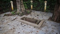 Anambas di Kepulauan Riau tak hanya diberkahi oleh pulau dan keindahan alam bahari saja. Siapa sangka, di balik birunya laut dan keeksotisan pemandangan alamnya, ternyata wilayah ini juga menyimpan adat istiadat. Hal ini dapat dilihat lewat makam di Pulau Keramut (Keramat). Meski sama-sama tanpa nama, namun ini bukanlah makam keramat di Pulau Siantan yang banyak diperbincangkan.  