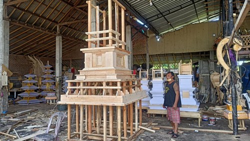 Wayan Bandem saat ditemui di lokasi pembuatan Bade miliknya di Desa dan Kecamatan Bebandem, Kabupaten Karangasem