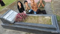 Khusyuk berdoa di makam sang Pahlawan