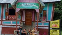 Berfoto bersama di jalan masuk rumah Tan Malaka