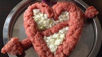 Salah satu ide yang unik nih. Daging dibentuk menjadi bentuk hati dan bawang bombai diletakkan didalamnya. Mungkin bagi orang sana ini cocok menjadi kado valentine. Foto: Instagram @icon666