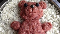 Gemas sekali! Kali ini daging cincang dibentuk menjadi boneka Teddy Bear.  Mata dan hidung pun dihias dengan tambahan choco chip. Foto: Instagram @icon666