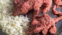 Kreasi daging mett ini dibentuk menjadi tikus. Ada tikus berukuran besar dan kecil. Sepertinya tikus itu dibuat layaknya ibu dan anak ya? Foto: Instagram @icon666