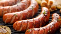 Olahan sosis kerap ditawarkan di bioskop. Kamu bisa bikin yang istimewa yaitu sosis bakar bumbu rempah. Rasanya juicy gurih! Lihat resepnya di sini. Foto: iStock 